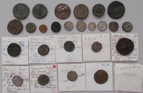 Römische Kaiserzeit: Lot von 25 meist römischen Münzen, enthalten sind u. a. Den...