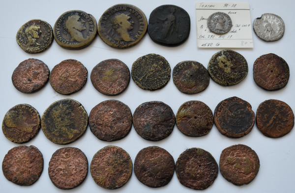 Römische Münzen: Lot 26 römische Münzen, unbestimmt, dabei 2 Silbermünzen. Gekau...