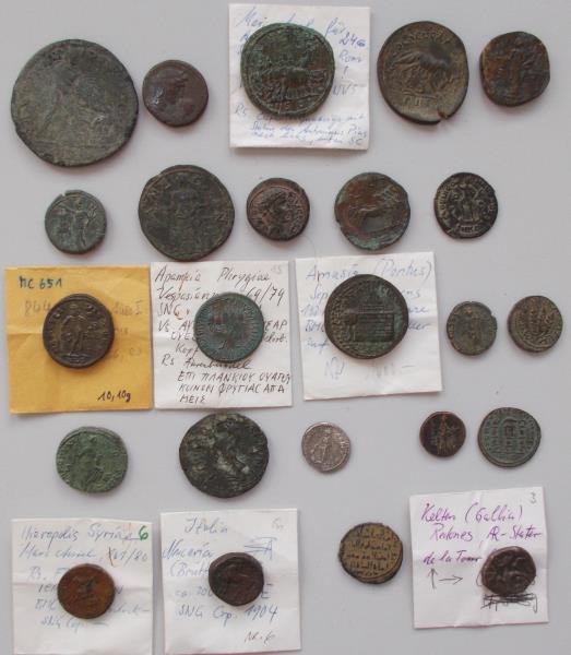 Antike: Lot von 24 antiken Münzen, davon 21 Stück aus der römischen Kaiserzeit, ...