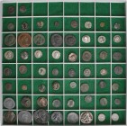 Antike: Lot von insgesamt 58 antiken Silber- und Bronzemünzen, meist römische Kaiserzeit, u. a. dabei Traianus AR-Denar, Julia Domna AR-Denar, Caracal...
