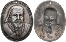Mongolei: Dschingis Khan 1167-1227: Ovales Silber-Medaillon o.J., auf Dschingis Khan, Brustbild von vorn / Drei Zeilen Schrift, 45,18 x 35,62 mm, 16,1...