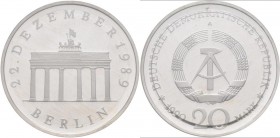 DDR: 20 Mark 1990, Brandenburger Tor, Jaeger 1635 S, in Kapsel, polierte Platte.
 [taxed under margin system]