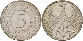Bundesrepublik Deutschland 1948-2001: 5 DM Kursmünze 1958 J, nur 60.000 Ex., Jaeger 387, Kratzer, schön - sehr schön.
 [taxed under margin system]