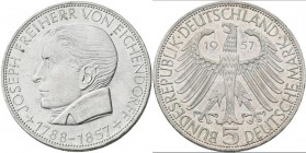 Bundesrepublik Deutschland 1948-2001: 5 DM 1957 J, Freiherr von Eichendorff, Jaeger 391, kleiner Randschlag, winzige Kratzer, sonst vorzüglich.
 [tax...