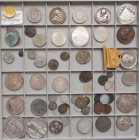 Alle Welt: Lot 72 Münzen/Medaillen aus dem Zeitraum des 17.-20. Jahrhunderts, dabei Großbritannien 1 Gold Guinea 1798 als getragenes, leicht schüsself...