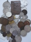 Alle Welt: Lot meist ältere Münzen, teils Mittelalter, meist Ende 19., Anfang 20. Jhd. Dabei viele Silbermünzen, sowie eine Plakette von 1902 auf 100 ...