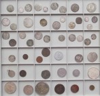 Alle Welt: Lot 50 Münzen und Medaillen, überwiegend aus Silber, querbeet durch die Jahrhunderte. Dabei Groschen oder Kreuzer aus Ö-U, Annas aus Indien...