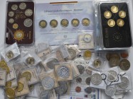 Alle Welt: Eine Schachtel mit diversen Münzen, überwiegend colorierte oder vergoldete Münzen wie 2 Euro Gedenkmünzen der BRD oder ½ Dollar USA Kennedy...