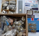 Alle Welt: Ein Karton voll mit Münzen, Numisbriefen und Medaillen. Eine große Schachtel mit Münzen aus aller Welt (ca. 7 kg) sowie eine Holzschachtel ...