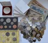 Alle Welt: Kleine Sammlung diverser Münzen aus aller Welt, dabei ein paar Silbermünzen wie 20 Balboas, 10+100 FRF Gedenkmünzen, dazu noch ein paar Ban...