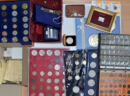 Alle Welt: Ein Karton mit Münzen aus aller Welt, in Kassete, Album und lose, auch etwas Deutschland, einige Silbermünzen und Medaillen (10 J. Abschied...