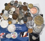 Alle Welt: Eine Schachtel überwiegend mit älteren Münzen, dabei auch ein paar Medaillen.
 [taxed under margin system]