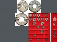 China: Aus den Anfangstagen des Gelds in China: Sammlung von 39 Banliang-Münzen von 378 - 87 v.Chr. Darunter Seltenheiten wie ein sehr früher ”Two-Mol...