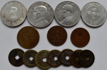 China: Lot 14 nicht näher bestimmten Münzen, dabei: 4 x Silberdollar, 3 x ”neuere” Cash-Münzen, 7 x ”alte” Cash-Münzen mit Loch. Gekauft wie gesehen, ...