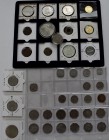 Indien: Kleine Partie in Tableau und Plastikhüllen, ab Königin Victoria 1886, mit einigen Rupee-Stücken, späetere Kurs- und Sondermünzen bis 10 Rupien...