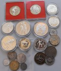 Kuba: Lot 21 Münzen aus Kuba, davon 10 Silber Gedenkmünzen, überwiegend Sportmotiv.
 [taxed under margin system]