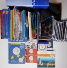 Euromünzen: Eine Sammlung an offiziellen Euro-KMS, losen Euromünzen sowie ein paar Gedenkmünzen. Dabei zum Beispiel: KMS aus BeNeLux 04, Finnland 1999...