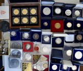 Medaillen Deutschland: Lot diverser Medaillen, überwiegend aus Silber, Modern aus Deutschland mit Bezug zu Gelnhausen / Hessen. Dabei auch Repliken vo...