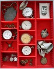 Uhren: Eine Lindnerbox mit 5 älteren Taschenuhren sowie diversen Abzeichen.
 [taxed under margin system]