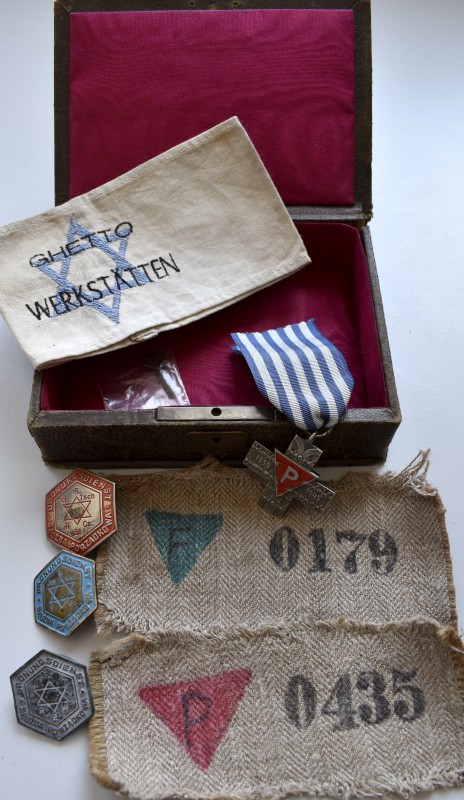 Varia, Sonstiges: Judaica: Schatulle mit orig. Schlüssel, darin: Armbinde Ghetto...