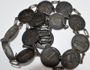 Varia, Sonstiges: Silbergürtel mit 14 Silbermedaillen von Loos, ca. 270 g, ca. 100 cm inkl. Kette, in vorzüglicher Erhaltung.
 [taxed under margin sy...