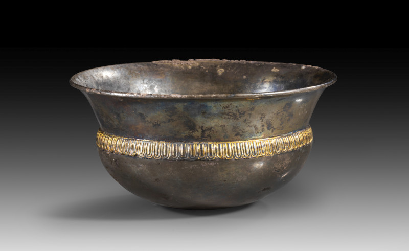 Silver phiale with gold-plated tongue bar band. Greece, 5th century BC. H 7.1cm,...