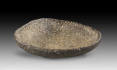 A triangular basalt dish, Teneré, about 6000 BC. Intact with felt on bottom. Neolithische Steinschale. Teneré, um 6000 v. Chr. Subtriangulare, flache ...