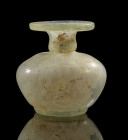 Sprinkler. Östlicher Mittelmeerraum, 3. - 4. Jh. n. Chr. H 8cm. Farbloses Klarglas. Kugeliger Corpus mit gedrehten Spiralrippen. Hals mit weitem Telle...