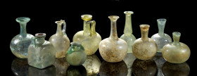 Schöne Sammlung antikes Glas. Römisch, 2. - 4. Jh. n. Chr. a) Aryballos. Grünes Klarglas. H 8,5cm. Rand ergänzt. b) Kanne mit ovoidem Körper und schön...