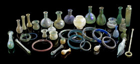 Abwechslungsreiche Sammlung Glas. 1. - 11. Jh. n. Chr. H 1 -19,5cm. Darunter eine schöne Fingerkunkel, teils byzantinische Glasringe, Töpfchen, Fläsch...