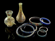 Sammlung antikes Glas. a) Balsamarium mit Standfuß, bauchigem Körper und hohem Hals. H 11,7cm. Grünes Klarglas. Römisch, 3. - 5. Jh. n. Chr. Intakt. b...