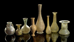 Abwechslungsreiche Sammlung Gläser. Römisch, 2. - 4. Jh. n. Chr. a) Aryballos. H 9cm. Grünes Klarglas, Irisierung. Intakt. b) Formgeblasener Sprinkler...