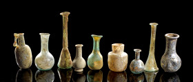 Sammlung kleine Gläser. Römisch, 2. - 4. Jh. n. Chr. a) Zwei schlanke Unguentaria mit flachem Boden. H 10,6-12,7cm. Farbloses Klarglas, Irisierung. In...