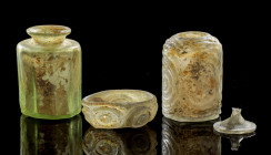 Sammlung islamischer Gläser. ca. 9. - 12. Jh. Aus farblosem und grünlichem Glas. a) H 6cm. Zylindrische, facettierte Flasche mit kurzem Hals. Iris, in...