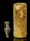 Zwei Gläser. a) Große, gelbliche Flasche mit oktogonalem Corpus und Werkstattsignatur ΑΛΕΞΑΝΔΡΟΥ auf der Unterseite. Hals gebrochen, H 16,5cm. Erworbe...