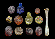 Sammlung kleine Glasobjekte. a) Neun Glasgemmen. 1,3 - 2,8cm. Römisch, 1. Jh. n. Chr. oder jünger. Ex Sammlung Döring, München seit vor 2014. Größtent...