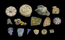 Interessante Sammlung diverser Glasobjekte. 19. Dynastie - Mittelalter. a) Scheibe mit Rosette aus grauer, weißer und gelber Fayence, ø 3,4cm. Nordafr...