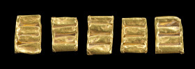Fünf goldene Halskettenglieder. Frühgriechisch, 1100 - 700 v. Chr. 11,35g, L 1,9 - 2,1cm. Hochrechteckige Glieder aus vier Röhrchen, seitlich flache A...