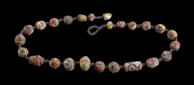 Halskette mit bunten Glasperlen. Phönizisch, ca. 600 - 100 v. Chr. L 49,5cm. Bestehend aus 25 großen, kugelförmigen Perlen aus rotem, schwarzem, weiße...