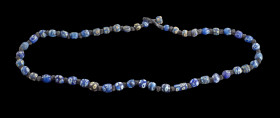 Kette aus Augenglasperlen. Phönizisch, ca. 600 - 100 v. Chr. L 56cm. Bestehend aus 48 Glasperlen mit sog. Augenmotiven. Modern aufgefädelt, tragbar. N...