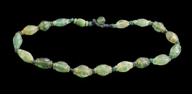 Halskette mit großen Glasperlen. Römisch, ca. 200 - 300 n. Chr. L 46cm. 19 große Perlen aus türkisem Glas. Modern aufgefädelt, tragbar. Necklace of tu...