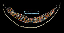 Sammlung Halsketten aus unterschiedlichen Perlen. Römisch, 1.- 3. Jh. n.Chr. L 23-62cm. Eine sechssträngige Kette aus Glas- und Fritteperlen mit Versc...