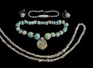 Halsketten und Ohrringe aus Fritte. Nordafrika, 1. Jh. v. - 1. Jh. n.Chr. a) L 92cm. Kette ohne Verschluss aus Glas- und Fritte-Perlen. Vorwiegend int...