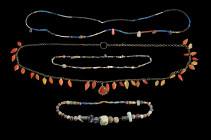 Sammlung Halsketten aus unterschiedlichen Perlen. L 44 - 92cm. Aus Glas-, Fritte- und Steinperlen unterschiedlicher Formen. Nordafrikanisch, Römisch b...