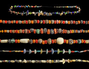 Sammlung Halsketten aus diversen Perlen. Sechs Ketten, L 34 - 60cm, mit Perlen aus Glas, Karneol u. a., persisch, phönizisch bis islamisch. 6 Stück! M...