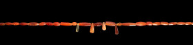Kette aus Karneol-Perlen. Vorderasiatisch, 2. Hälfte 3. Jt. v. Chr. L 55cm. Bikonische und tropfenförmige Perlen. Modern aufgefädelt, winzige Absplitt...