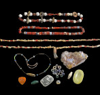 Sammlung vorderasiatische und römische Halsketten. 2. Jt. v. Chr. - 3. Jh. n. Chr. Roter, weißer und brauner Achat, roter Jaspis, buntes Glas, darunte...