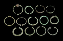 Große Sammlung antiker Armreife aus Bronze. ø 7,1cm bis 7,8cm. Darunter westasiatische Exemplare von Urartu über Luristan bis achämenidisch, 2. und 1....