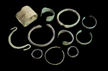 Sammlung antiker Armreife unterschiedlicher Kulturen aus Bronze. a) Zwei große vorderasiatische Armreife mit Tierkopfenden. 6. - 5. v. Chr. ø 9,3cm un...