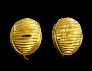 Paar Goldohrringe. Baktrien, spätes 3. - 2. Jt. v. Chr. 2,66g, B 1,8cm. Bügelohrringe mit einem Körbchen aus dünner, geriefelter Goldfolie. Gold! In j...